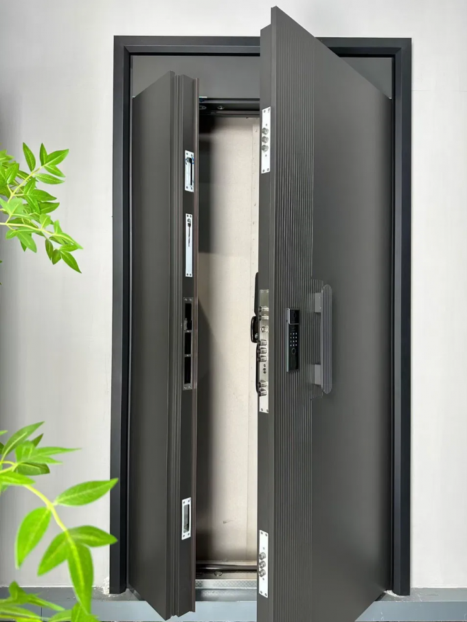 Steel security door with customizable surface finish – detail view